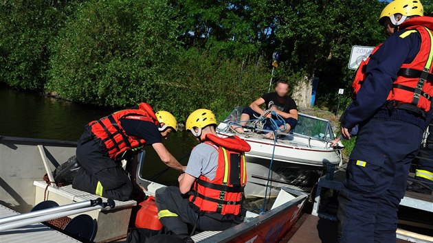 Hasiči vytahovali člun, který se potápěl na smíchovské náplavce (9.6.2017).