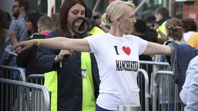 Charitativní koncert One Love Manchester doprovázejí přísná bezpečnostní opatření. V oblasti se i kvůli fotbalovému utkání očekává přítomnost 130 tisíc lidí (4. června 2017)