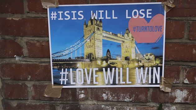 Po tocch obyvatel Londna uctili obti, ale tak vyjdili solidaritu a odhodln, nenechat se teroristy zastrait. ISIS prohraje. Lska vyhraje, stoj na plaktu (4. ervna 2017)