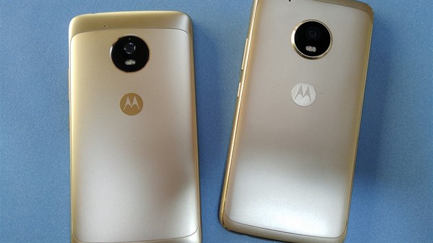 Smartphony Moto G5 (vlevo) a Moto G5 Plus