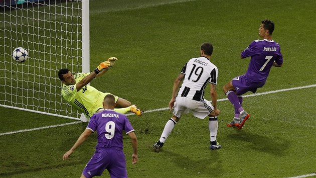 GLOV AKCE. Cristiano Ronaldo z Realu Madrid stl svj druh gl v utkn proti Juventusu Turn ve finle Ligy mistr.