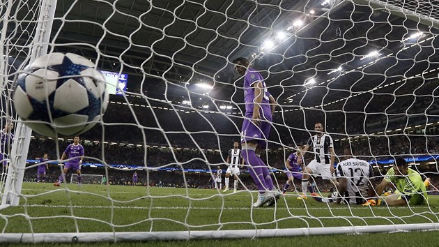 TVRT GL. Marco Asensio z Realu Madrid prv vstelil Juventusu Turn dal branku ve finle Ligy mistr.