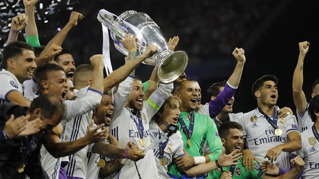 POHR JE N. Fotbalist Realu Madrid slav triumf v Lize mistr.