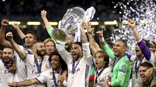 S TROFEJ. Fotbalist Realu Madrid slav triumf v Lize mistr.