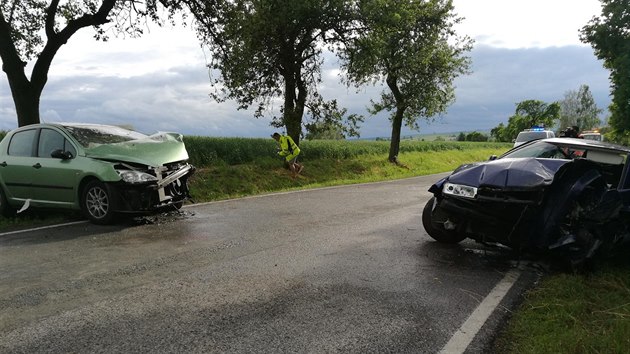 idi kodovky se na Nchodsku v protismru stetl s protijedoucm peugeotem. Nehoda si vydala tyi zrann. (4.6.2017).