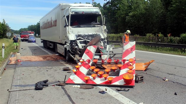 Řidič kamionu na D5 u Svojkovic naboural do světelné informační cedule. Při nehodě se zranil také pracovník údržby silnic. (8. června 2017)