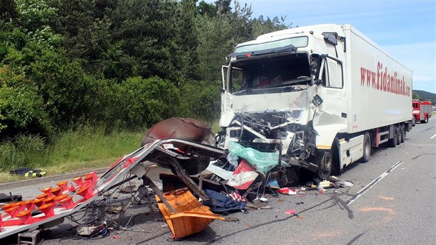 Řidič kamionu na D5 u Svojkovic naboural do světelné informační cedule. Při nehodě se zranil také pracovník údržby silnic. (8. června 2017)