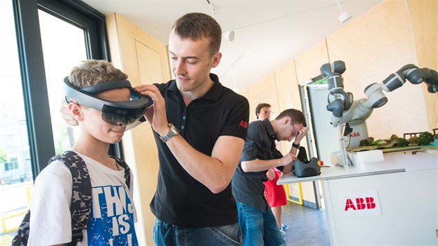 Ve festivalové dílně mohli návštěvníci také zažít virtuální realitu díky speciálním interaktivním brýlím.