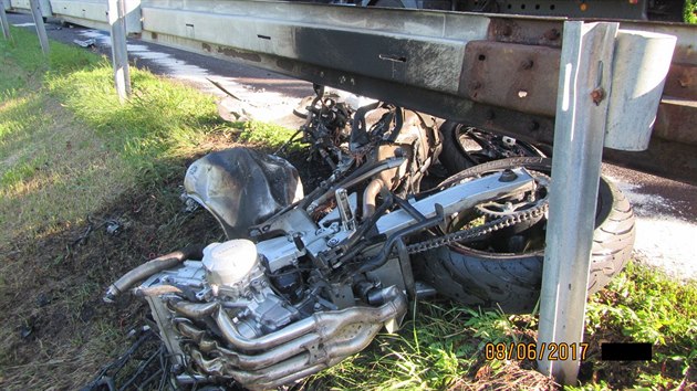Nehoda motorky a osobnho auta nedaleko Luhaovic.