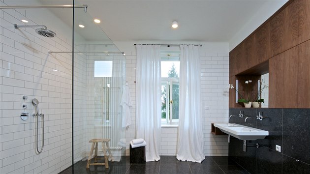 Velká koupelna rodičů s maxi sprchovým koutem typu walk-in