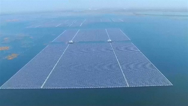 Čína má největší plovoucí solární elektrárnu na světě