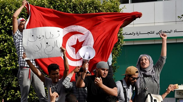 Demonstranty v Tatvnu podpoili i mlad lid v metropoli Tunisu (22. kvtna 2017).