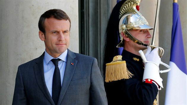 Francouzsk prezident Emmanuel Macron ped Elysejskm palcem v Pai (6. ervna 2017).