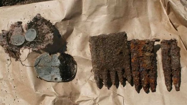 Muž při výkopových pracích v Pivíně narazil na kostru. Při podrobnějším zkoumání se podařilo najít také identifikační známku, mince a několik nábojů.