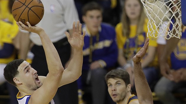 Klay Thompson z Golden State zakonuje na ko Clevelandu.