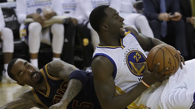 Draymond Green (vpravo) z Golden State vybojoval m proti J. R. Smithovi z Clevelandu.