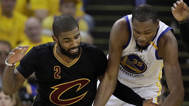 Kyrie Irving (vlevo) z Clevelandu a Kevin Durant z Golden State v souboji o m.