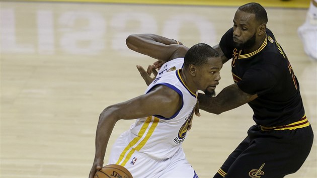 Kevin Durant (vlevo) z Golden State se ene kolem LeBrona Jamese z Clevelandu.