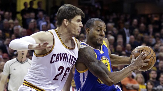 Kyle Korver (vlevo) z Clevelandu brn Andreho Iguodalu z Golden State.