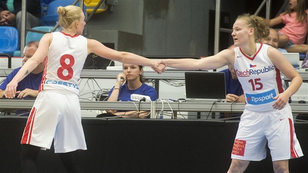 Petra Zplatov (vlevo) std Evu Kopeckou bhem zpasu eskch basketbalistek s Chorvatskem.