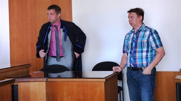 Stanislav Zimmer (vpravo) u Okresního soudu v Náchodě (1.6.2017).