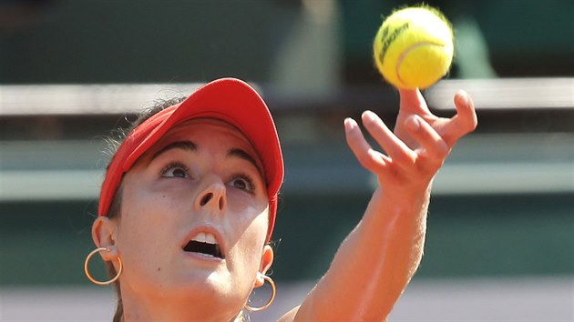 Aliz Cornetov servruje ve druhm kole French Open.