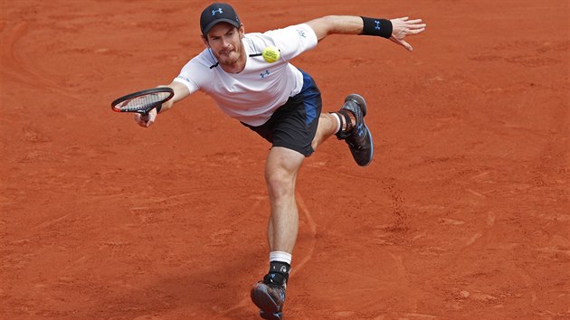 Brit Andy Murray zahrv v tk pozici mek v semifinle Roland Garros.