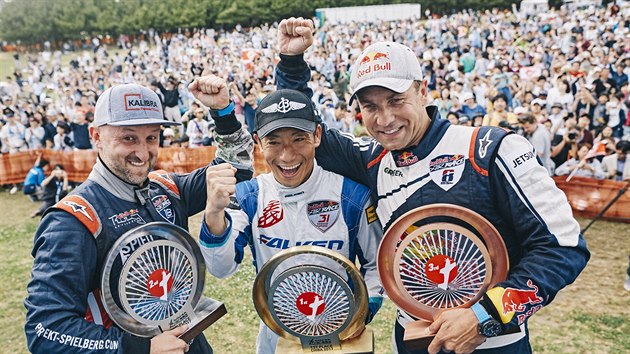 Zvod Red Bull Air Race v ib ovldl Joihide Muroja z Japonska (uprosted), Petr Kopfstein (vlevo) byl druh a Martin onka tet.