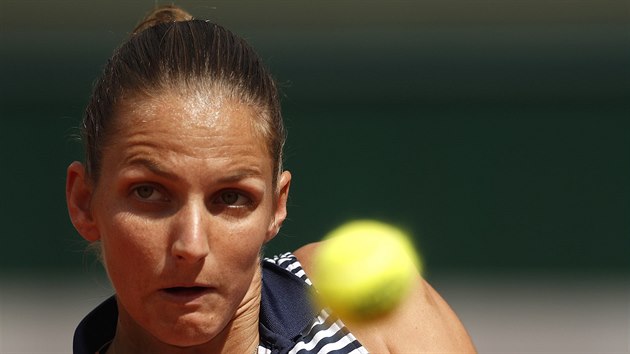 Karolna Plkov urputn sleduje mek ve 3. kole Roland Garros.