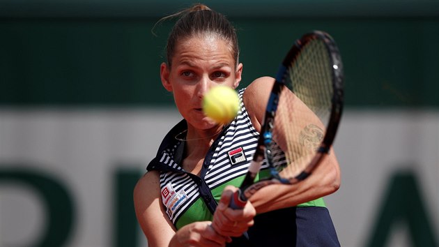 Karolna Plkov returnuje ve 3. kole Roland Garros.