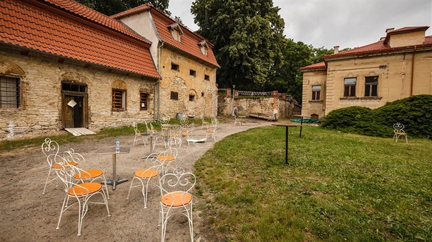 V zahradě pražské usedlosti Mazanka vrcholí přípravy imerzivního představení Pozvání (7. června 2017).