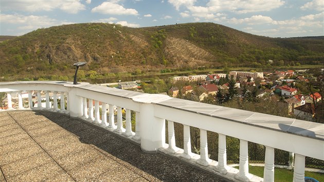 Nad Parkem, Praha 5 - Zbraslav. Dům s výhledem do údolí Vltavy má pět podlaží.