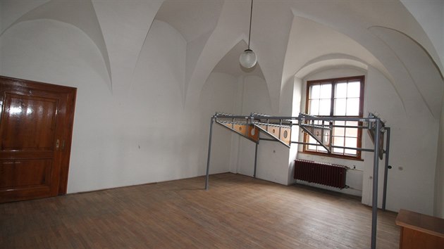 Velké Meziříčí, okres Žďár nad Sázavou. Ozdobou místností jsou původní renesanční klenby nebo dřevem vykládané stropy.