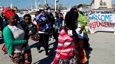 Zachránní migranti v italském pístavu (28.5. 2017)