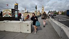 Britské úady po útoku u London Bridge nechaly instalovat na mostech v centru...