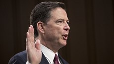 Bývalý editel FBI James Comey vypovídá ped senátní komisí (8. ervna 2017)