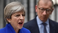 Britská premiérka Theresa Mayová oznamuje, že se pokusí sestavit vládu s...
