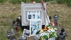 Kamarádi t�í mrtvých mladík� vytvo�ili u k�i�ovatky nedaleko Zv�rkovic, kde se...