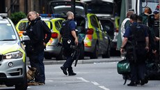 Ozbrojení policisté postávají na Borough Market v Londýn poblí místa, kde...