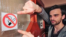 Nálepka na dve�e a popelníky pry�. Také v karlovarské restauraci Panoptikum...