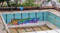 Graffiti ve vypuštěném a chátrajícím bazénu hotelu Thermal je dílem vandalů.