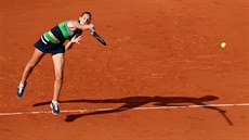 Karolína Plíšková servíruje během osmifinále Roland Garros.