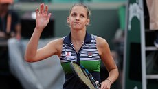 Karolína Plíšková děkuje divákům po výhře v osmifinále Roland Garros.