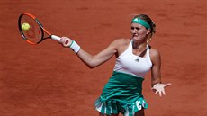 Kristina Mladenovicová p�i forhendovím úderu b�hem �tvrtfinále Roland Garros.