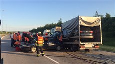 Nehoda čtyř vozidel na pražském okruhu (2. červen 2017).