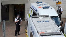 Britská policie zasáhla ve tvrti Barking na východ Londýna, zatkla tam 12...