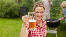 Tmavé pivo je lep�í, ale ke zdrav�j�ímu grilování pom��e i sv�tlé.