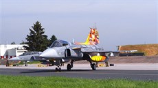 Nové zbarvení jednoho ze stroj� JAS-39 Gripen 211. taktické letky pro cvi�ení...
