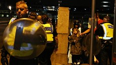 Policisté vytvo�ili nedaleko London Bridge zátarasy (4. �ervna 2017).