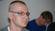Ob�alovaný Jozef �karka na za�átku jednání, ve kterém je vin�ný ze zardou�ení....